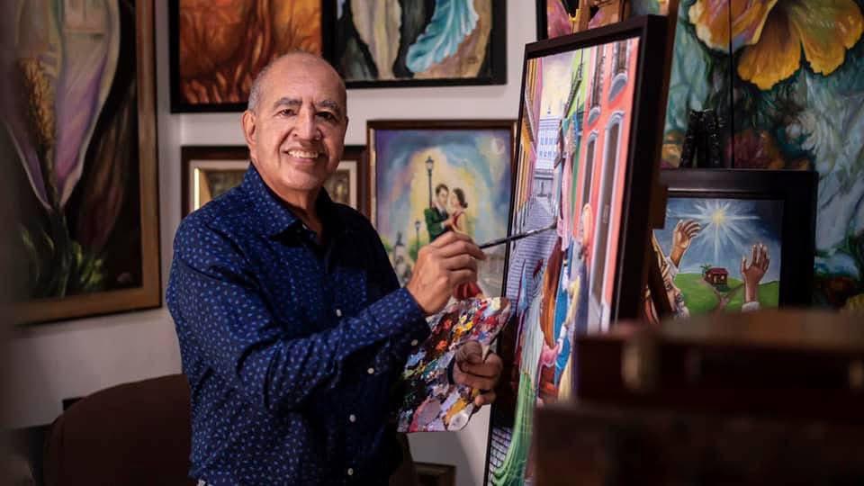 Reinaldo Guerrero Salcedo pintando en su estudio