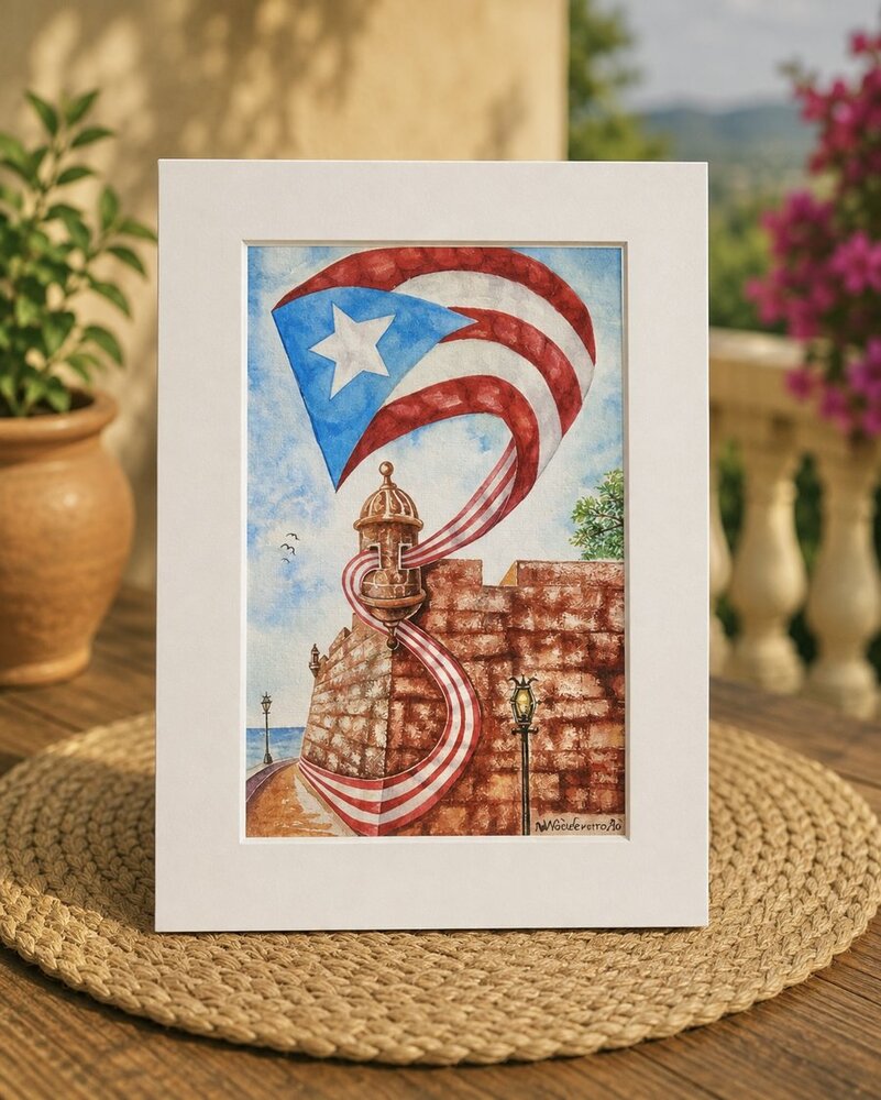 Bandera de Puerto Rico ondeando sobre las murallas del Viejo San Juan