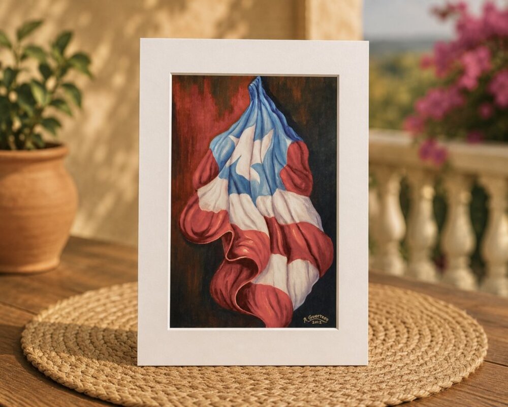 Bandera de Puerto Rico ondeando sobre fondo oscuro