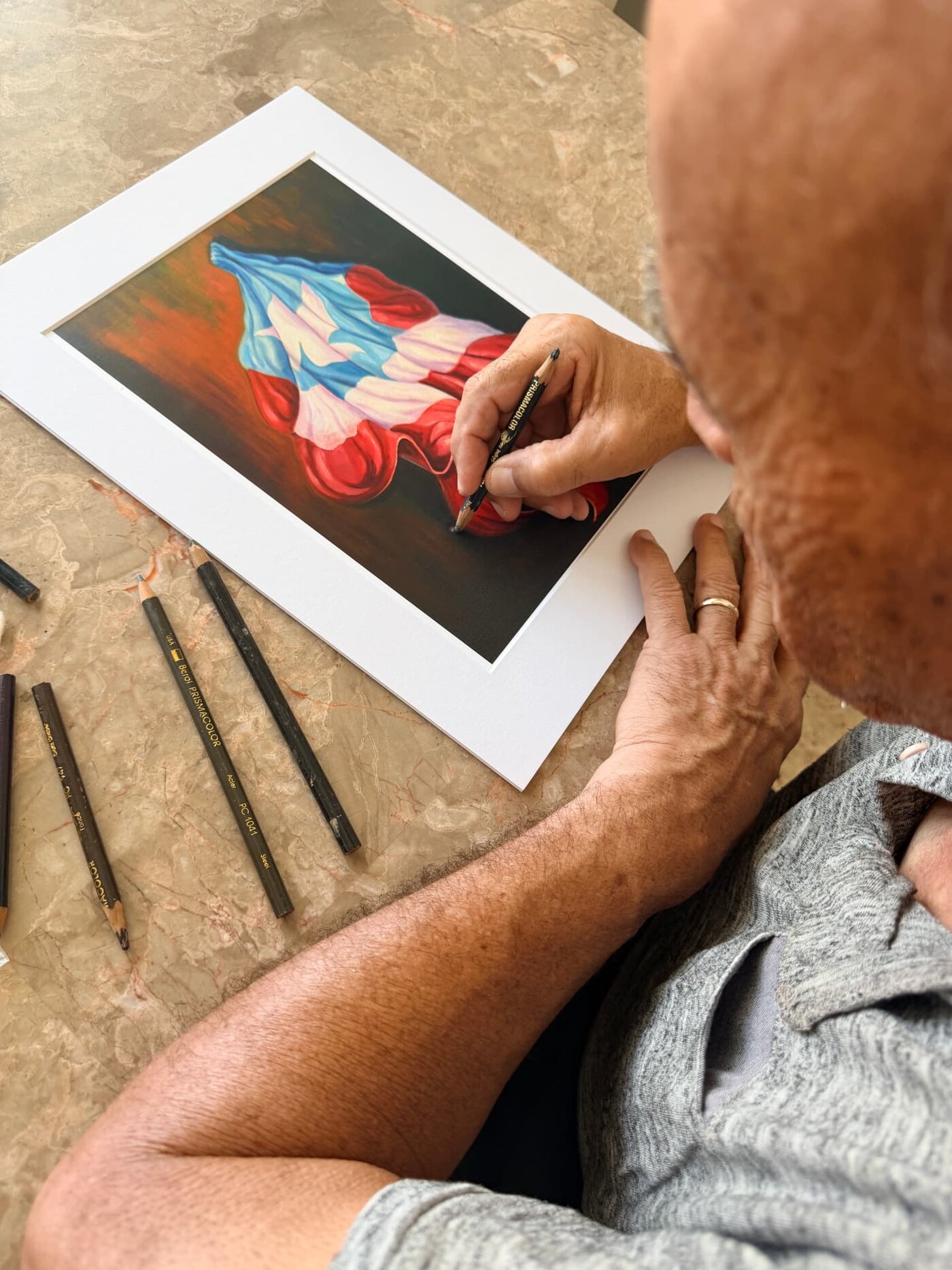 Reinaldo Guerrero Salcedo dibujando la bandera de Puerto Rico sobre ArtPrint